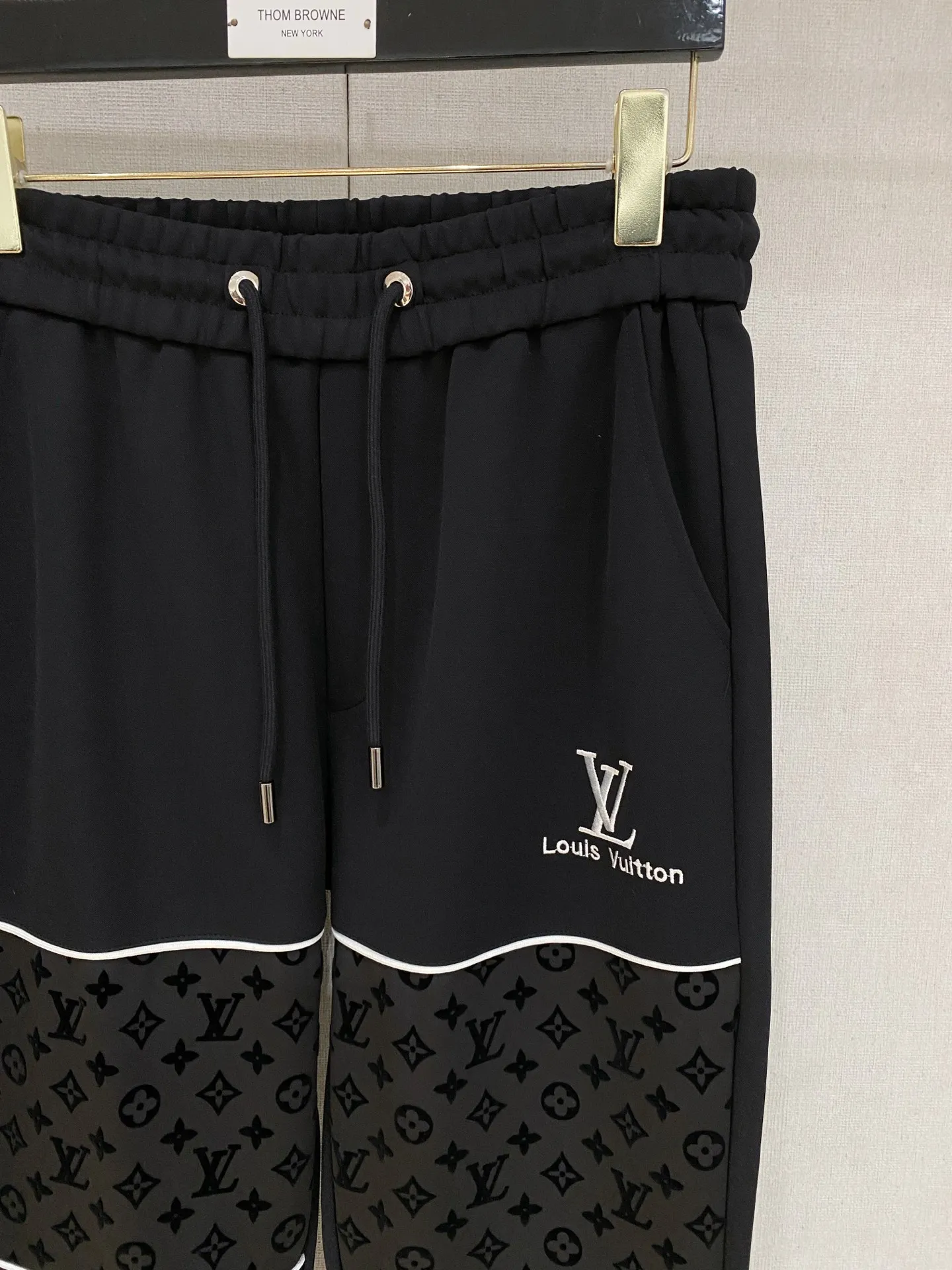 🅿️720 LV hot-selling suit is coming. Focus on the original version of the official website. 2025 new hot-selling cardigan suit. The original order is the best. 🇭🇰The meticulous work of top designers. It has a fitting and perfect upper body effect. All-natural high-quality Tencel Roman cotton 100%, close-fitting comfort, noble and elegant! Original hardware embodies elegance and nobility! Counter size: M-3XL (maximum wear up to 190 pounds)